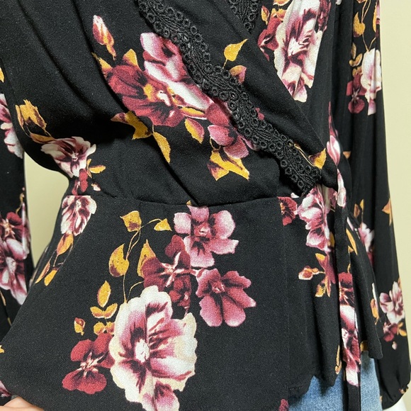 Black floral blouse with lace trim and V-neck - Size S - Picture 9 of 11